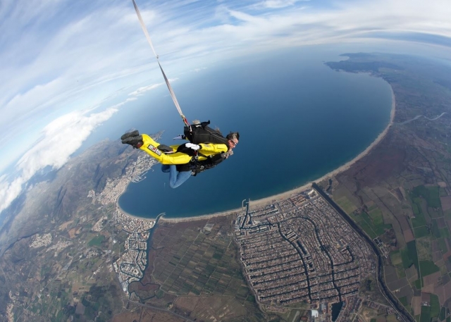  The instructor adopts the descent posture 